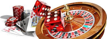 Dealer Lightning Baccarat membagikan kartu di studio live mekartoto